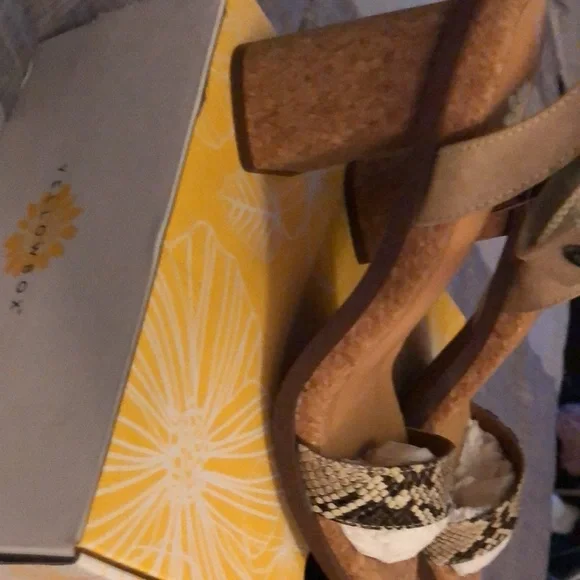 YellowBox - Picture 4 of 4